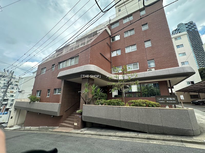 「乃木坂」駅、徒歩８分