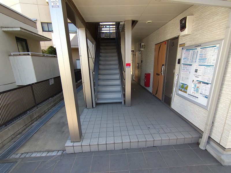 レオパレス長者丸 共用階段登り口
